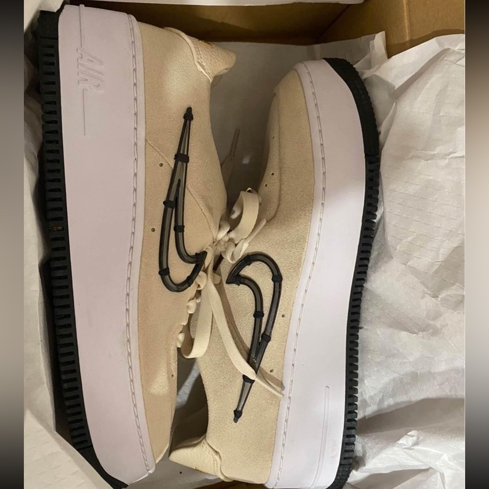 Nike Air Force 1 - Picture 7 of 8